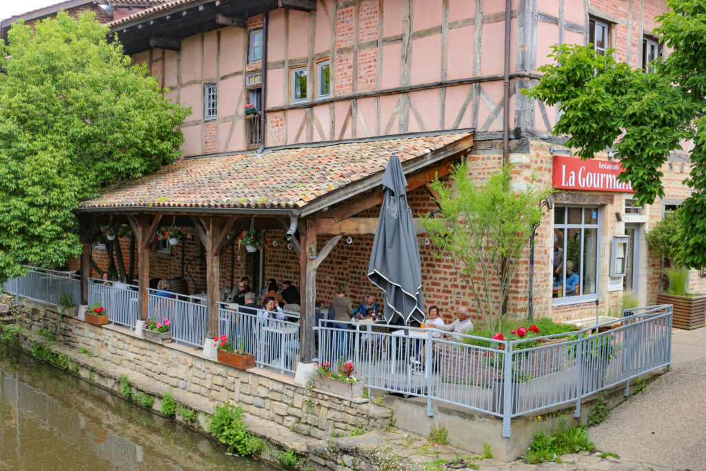 Façade et terrasse du restaurant La Gourmandine à Châtillon-sur-Chalaronne dans la Dombes