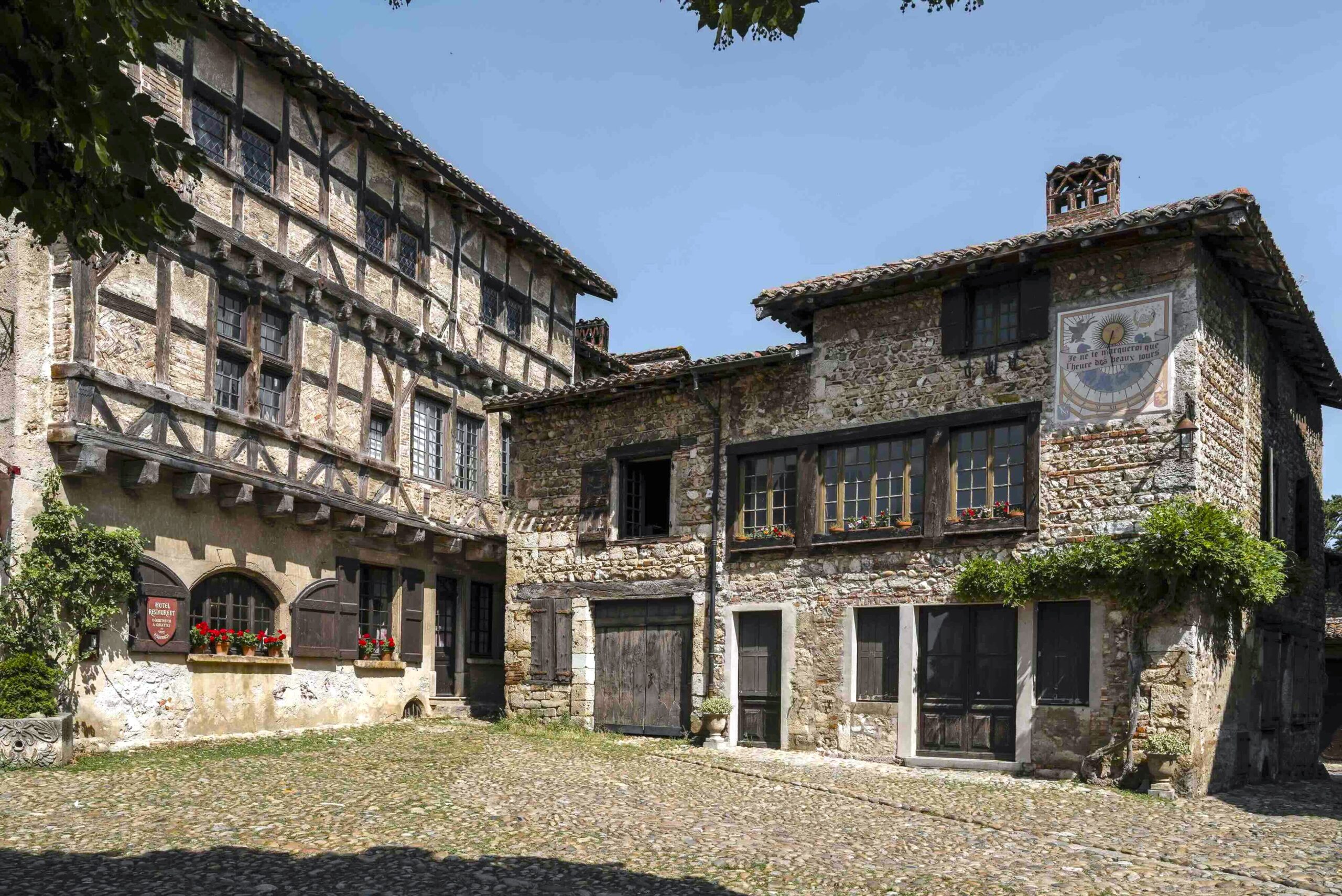 Centre du village de Pérouges dans l'Ain, Auvergne-Rhône-Alpes