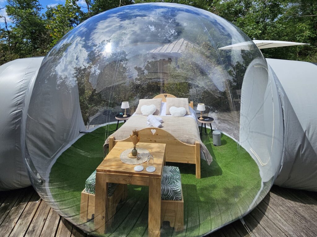 Bulle transparente, hébergement insolite au domaine des Géorennes pour un week-end nature en Terre Valserhône