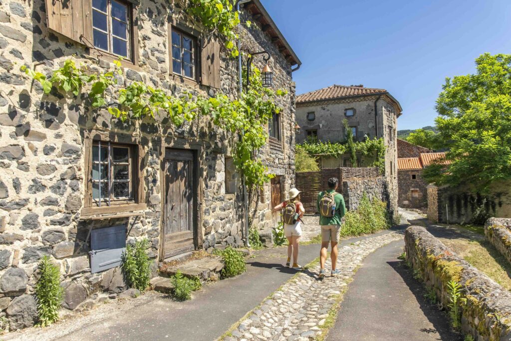 Randonneurs à Saint-Arcons d'Allier, sur les chemins de Compostelle (43)