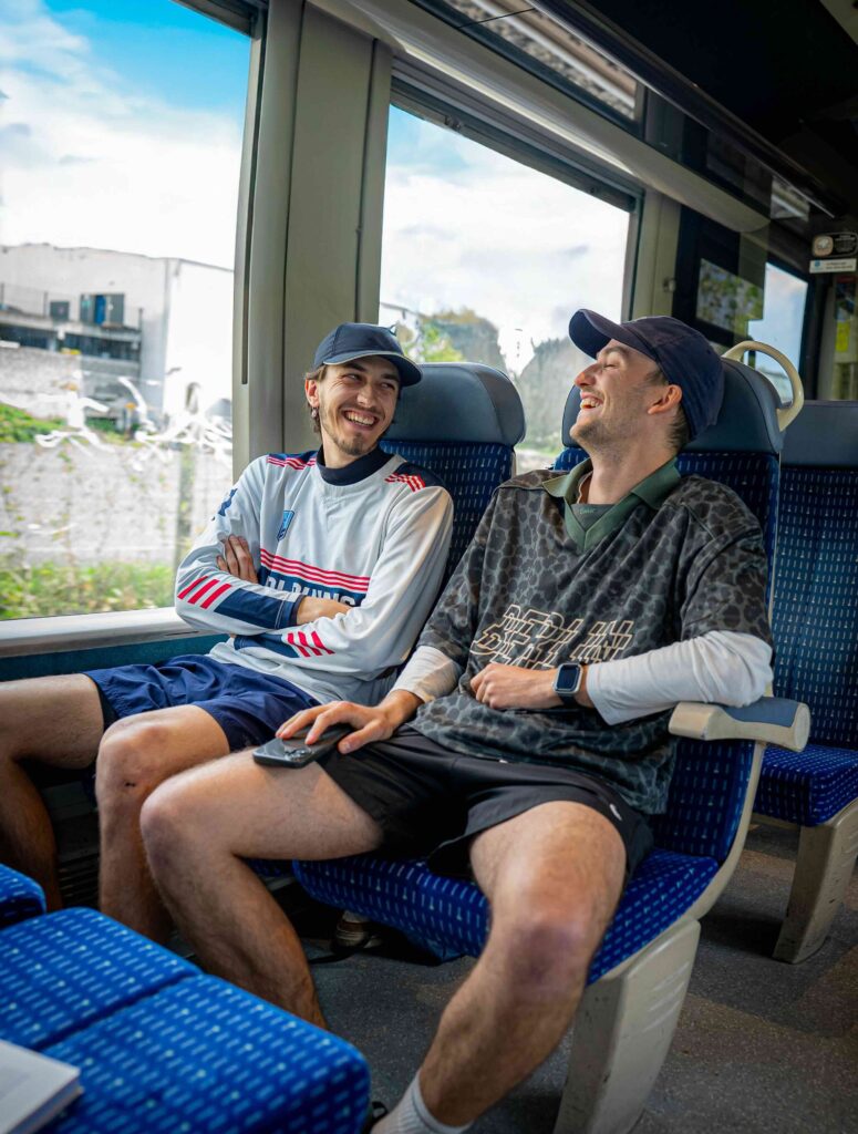 Deux hommes dans un train TER