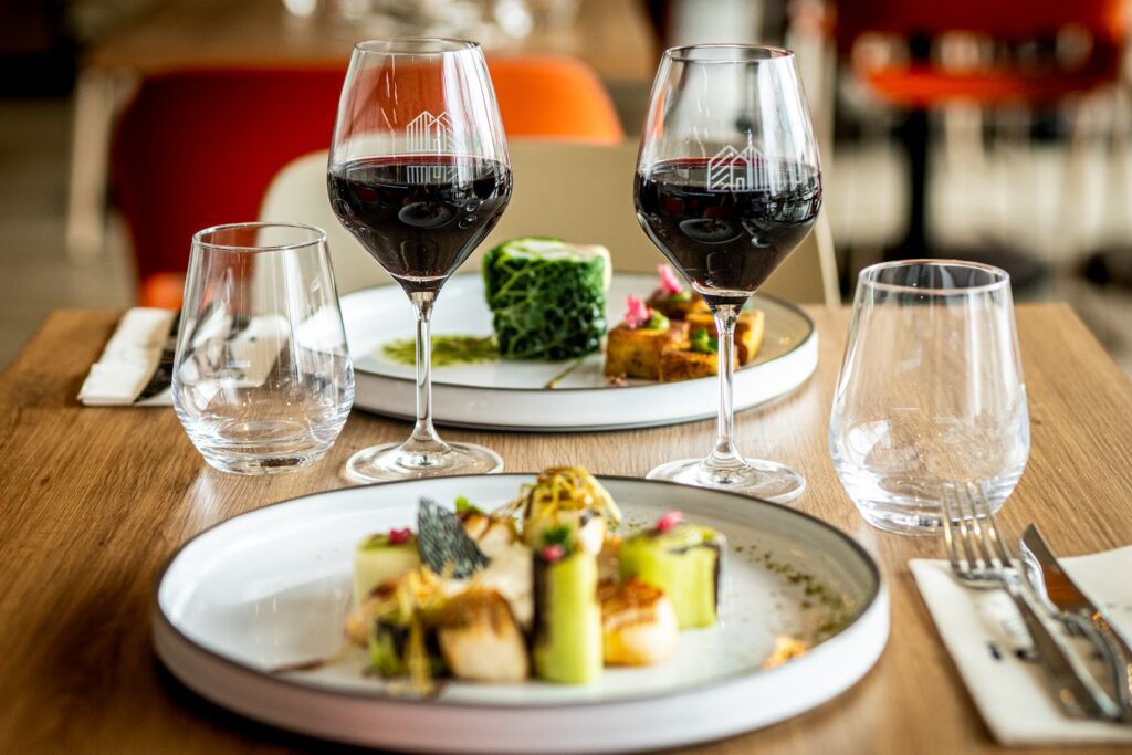 Une table dressée au restaurant Ici et Là à Valence