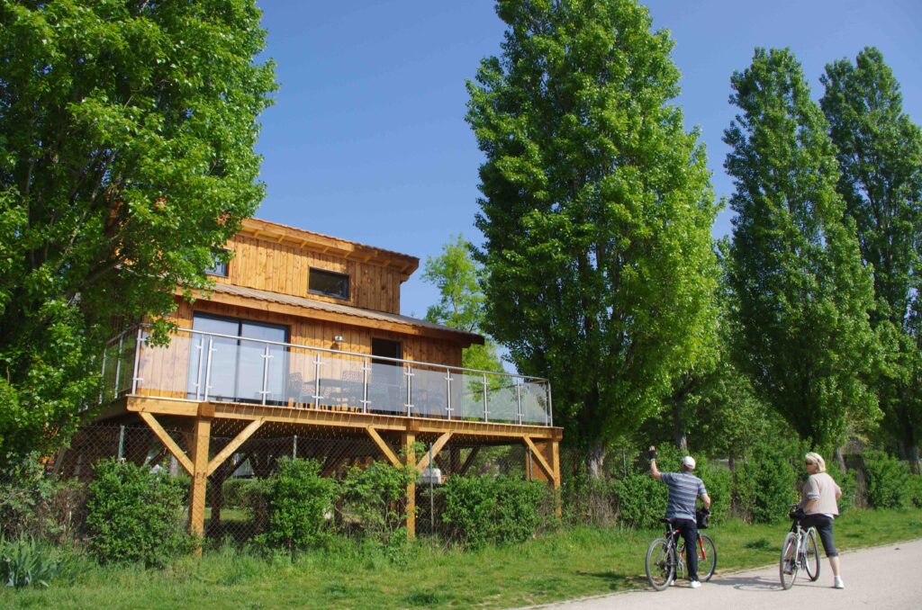 Une cabane sur pilotis en bord de Saône, sur la Voie Bleue