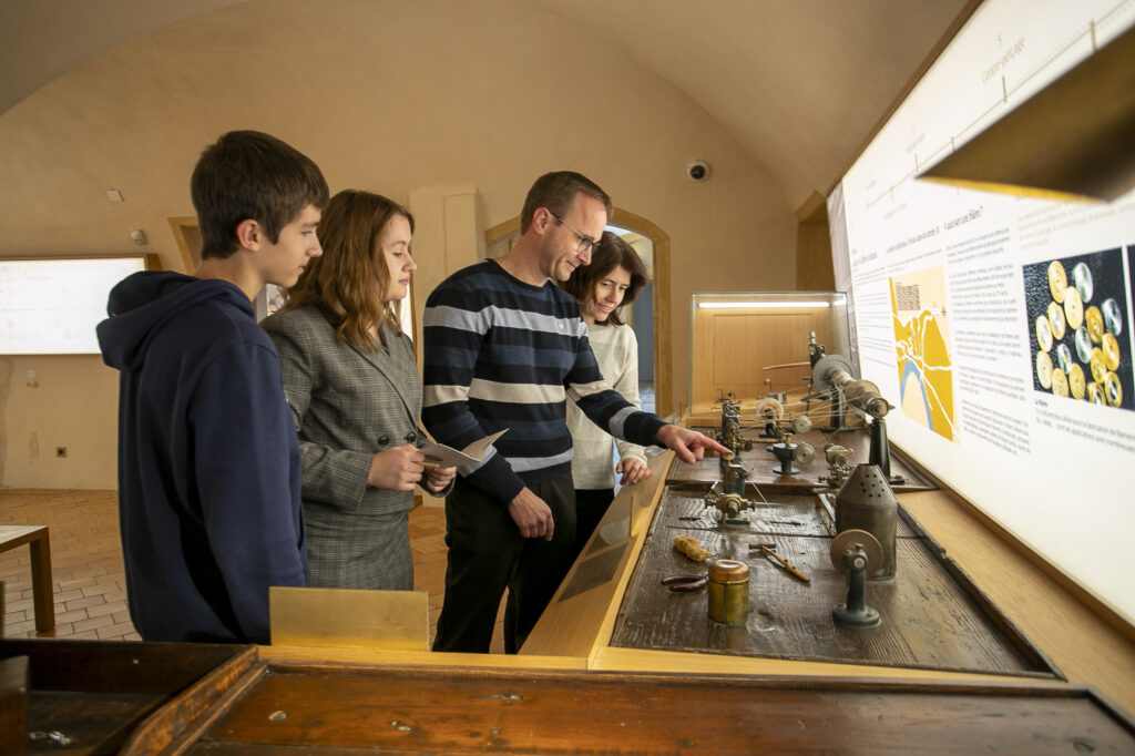 Une famille visitant le Musée « Trévoux et ses trésors » 