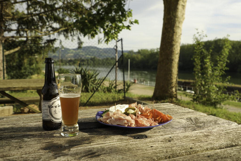 Table avec une planche apéritive et de la bière à la maison Éclusière à Parcieux