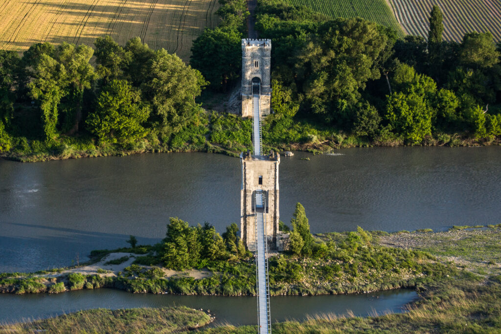 Enjamber le Rhône à vélo. Direction Rochemaure en Ardèche